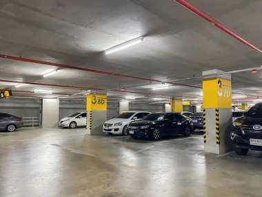 Bangkok, Tayland - 21 Mayıs 2022: Üst Göstergeli Akıllı Otopark Kılavuz Sistemi, Akıllı algılayıcılar denetimi destekliyor /