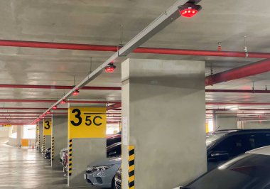 Bangkok, Tayland - 21 Mayıs 2022: Üst Göstergeli Akıllı Otopark Kılavuz Sistemi, Akıllı algılayıcılar denetimi destekliyor /
