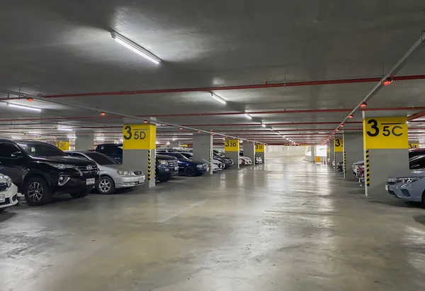 Bangkok, Tayland - 21 Mayıs 2022: Üst Göstergeli Akıllı Otopark Kılavuz Sistemi, Akıllı algılayıcılar denetimi destekliyor /