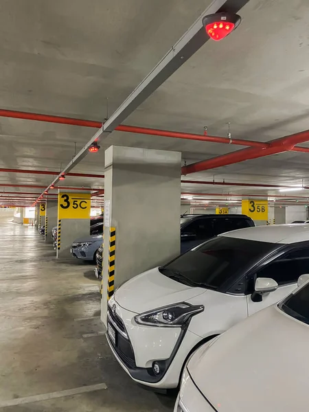 Bangkok, Tayland - 21 Mayıs 2022: Üst Göstergeli Akıllı Otopark Kılavuz Sistemi, Akıllı algılayıcılar denetimi destekliyor /