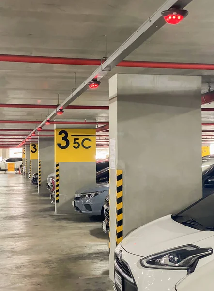 Bangkok, Tayland - 21 Mayıs 2022: Üst Göstergeli Akıllı Otopark Kılavuz Sistemi, Akıllı algılayıcılar denetimi destekliyor /