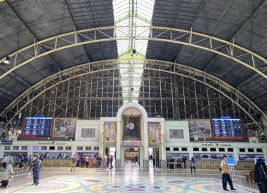 Bangkok, Tayland - 28 Mayıs 2022: İnsanlar Bangkok Hua Lamphong İstasyonu, Tayland Grand Central Demiryolu 'nda trene binmek için bekliyorlar