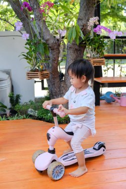 Asyalı Yürüyen Kız Denge Bisikleti Oynarken Eğleniyor