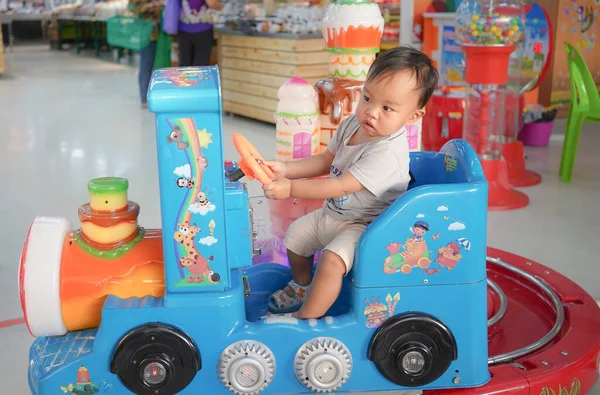 Asian Toddler Boy Mengendarai Toy Car Train Having Fun — Stok Foto