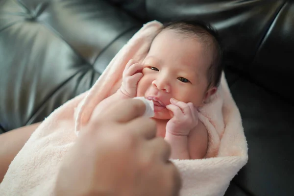 Γονέας Βοηθά Βουρτσίσει Δόντια Ενός Νεογέννητου Μωρού Υγιεινή Του Στόματος — Φωτογραφία Αρχείου