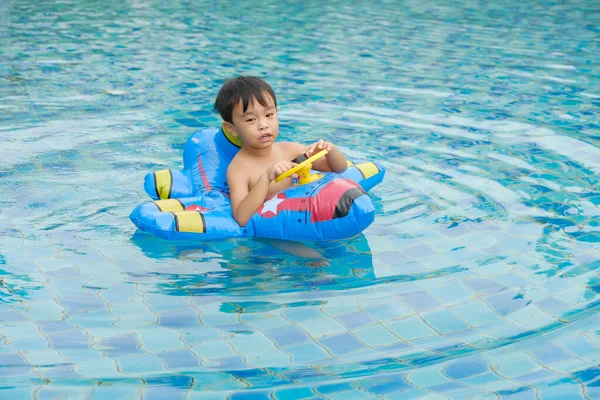 Азиатский Мальчик Надувным Кольцом Расслабляющий Бассейне Азиатские Люди — стоковое фото