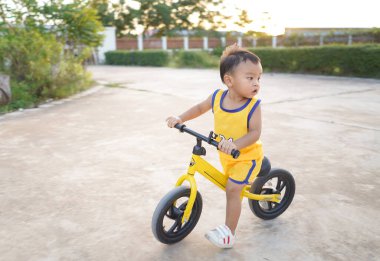 Asyalı çocuk bisiklete binmeyi, eğlenmeyi sever.