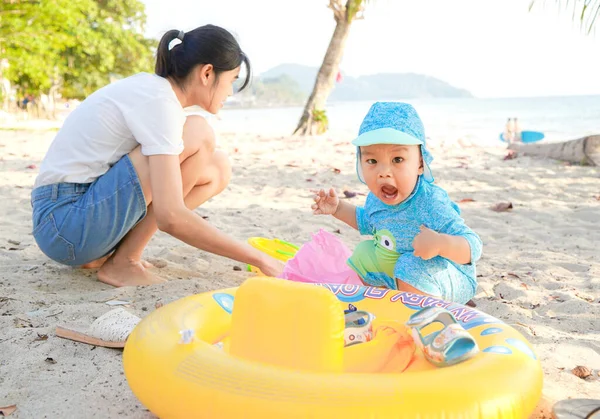 Child Plays Sand Koh Chang Island Thailand — Fotografia de Stock