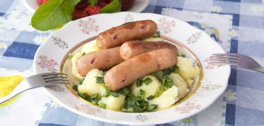 ızgara sosis ve otlar ile patates