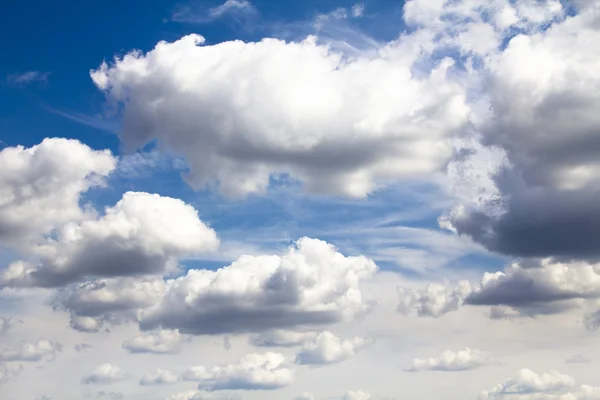 Όμορφα σύννεφα στον γαλάζιο ουρανό — Φωτογραφία Αρχείου