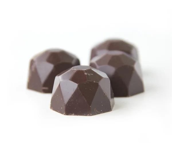 Bonbons au chocolat sur fond blanc — Photo