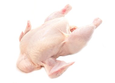 Beyaz arka planda çiğ tavuk