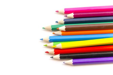 Beyaz arkaplanda renkli kalemler