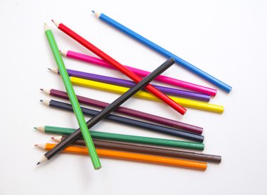 Beyaz arkaplanda renkli kalemler