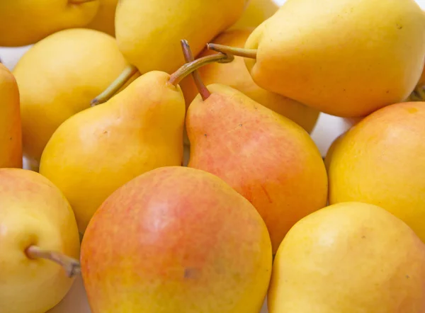 Beyaz arka planda olgun armutlar