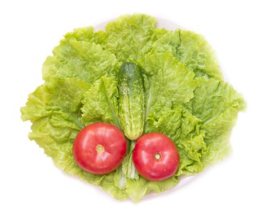 salatalık ve domates yeşil salata üzerinde