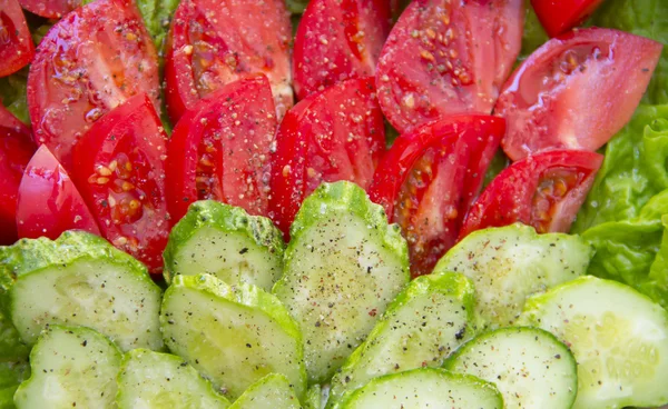 salatalık ve domates tuz ve biber ile