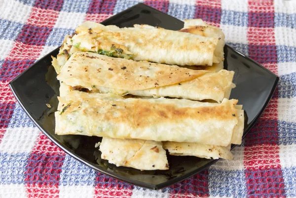 otlar ve peynir ile doldurulmuş pide