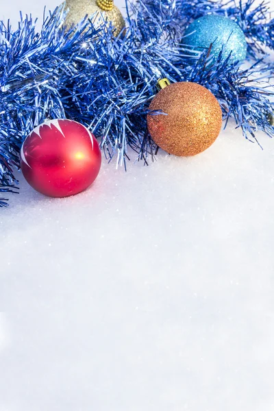 Weihnachtsschmuck liegt im Schnee — Stockfoto