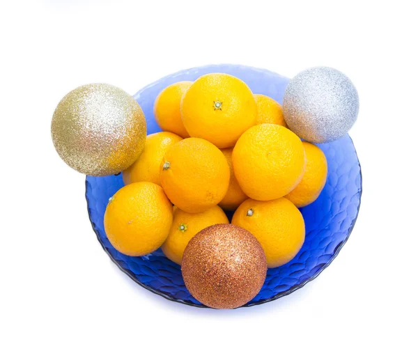 Tangerines και στολίδια χριστουγεννιάτικο δέντρο σε ένα μπλε πιάτο — Φωτογραφία Αρχείου
