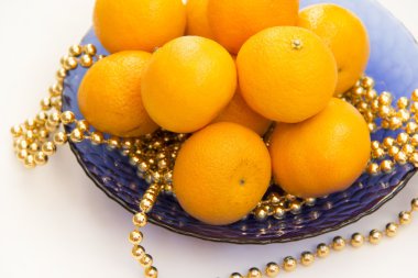 Noel ağacını süsler blue bir tabakta ve mandalina