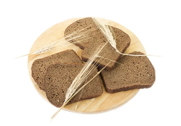 Slices of rye bread and ears — Stock Photo, Image