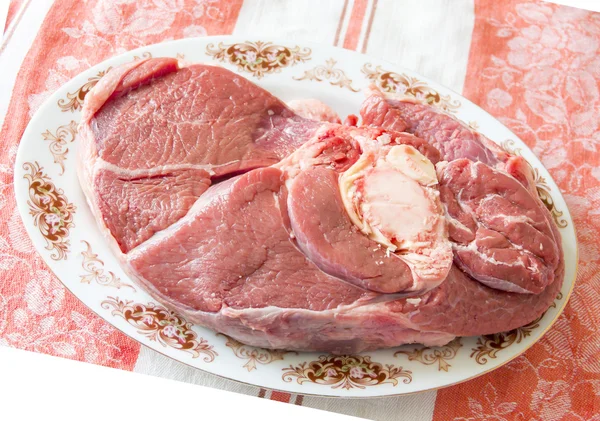 Сырое мясо говядины на тарелке — стоковое фото