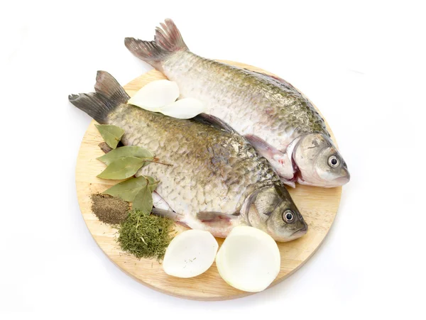 Crucian peixe cru com especiarias — Fotografia de Stock