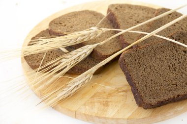 ahşap oyun tahtası çavdar ekmek dilimleri