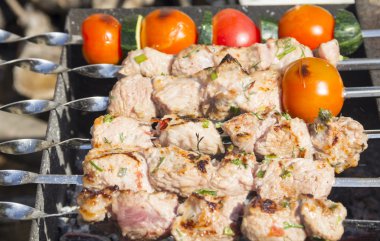 Şişte ızgara et ve sebze.