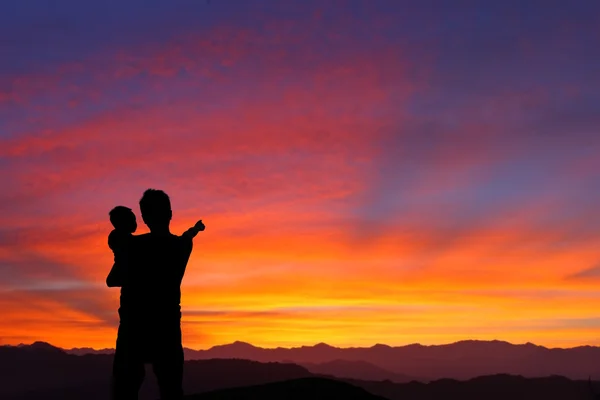 Silhouette du Père et de l'enfant regardant le lever du soleil — Photo