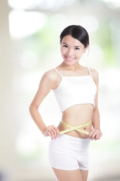 Mujer que mide la forma de la hermosa cintura con sonrisa — Foto de Stock