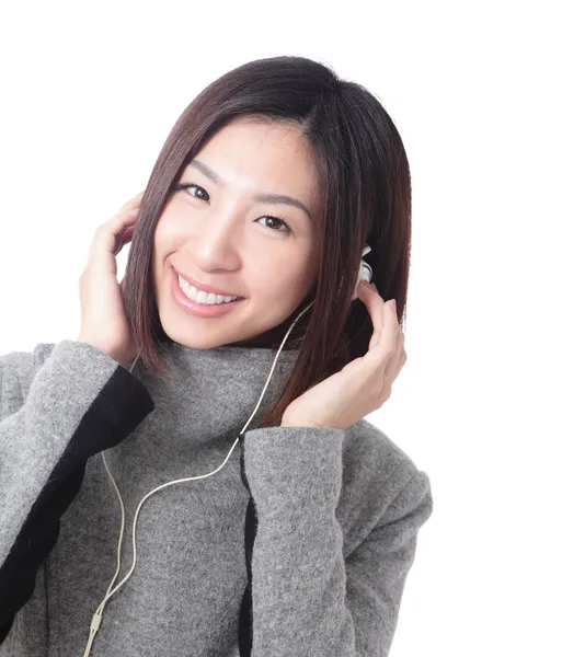 Jeune femme se sentant heureuse écouter de la musique — Photo