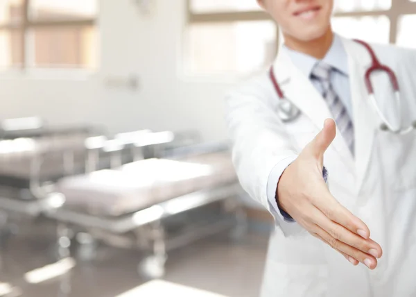 Close up de aperto de mão médico no hospital — Fotografia de Stock