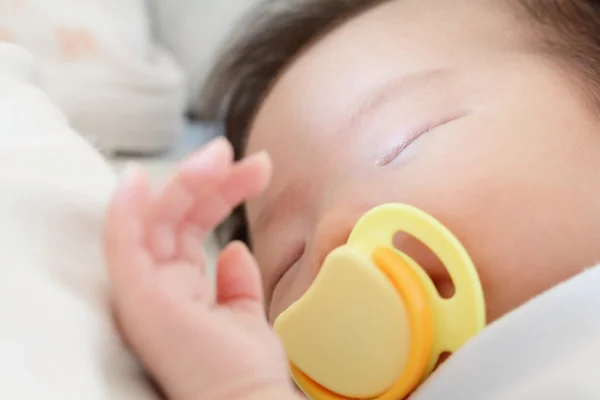 Neugeborenes schönes Baby schläft — Stockfoto