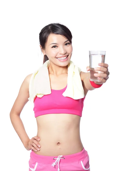 Sorridente giovane donna con acqua dopo lo sport — Foto Stock