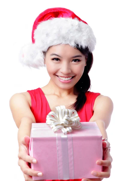 Natal menina feliz segurando presente — Fotografia de Stock