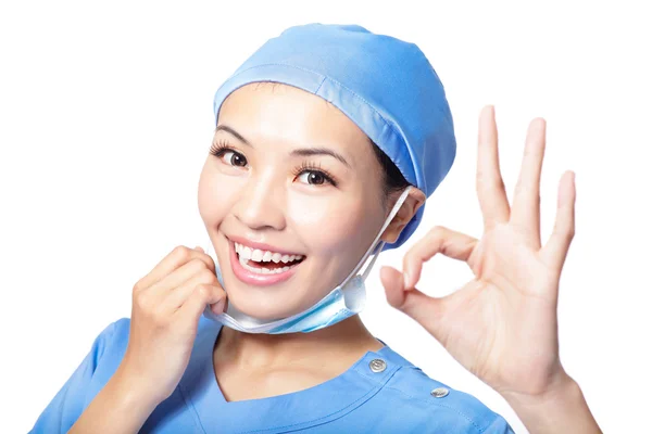 Vrouw arts of verpleegkundige geven ok gebaar — Stockfoto