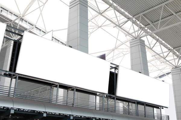 Zwei riesige weiße Plakatwände im Flughafen — Stockfoto