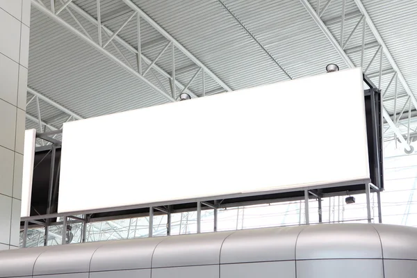 Enorme tabellone bianco in aeroporto — Foto Stock