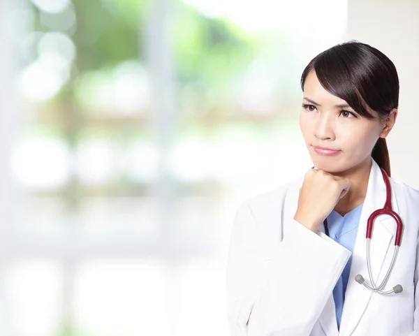 Medico donna pensa con stetoscopio — Foto Stock