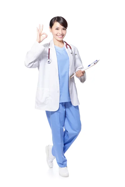 Sorridente médico feminino com gesto ok — Fotografia de Stock