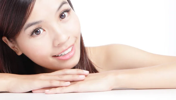 Gyönyörű ázsiai nő mosollyal arcán — Stock Fotó