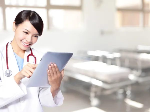 Doktor kadın cerrah Tablet PC'yi kullanma — Stok fotoğraf