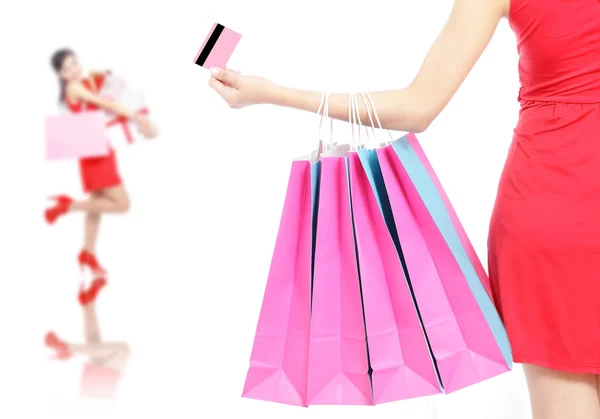 Mulher feliz levar cartão de crédito e saco de compras — Fotografia de Stock