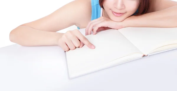 Ragazza dito puntando libro con spazio copia — Foto Stock