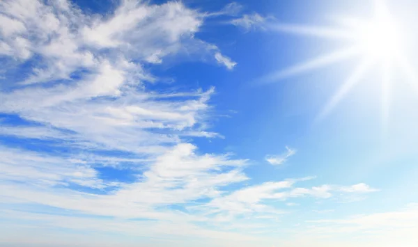 Sol med blå himmel och vita moln — Stockfoto