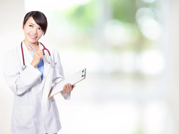 Médico médico mujer sonrisa pensar mirando hacia arriba — Foto de Stock