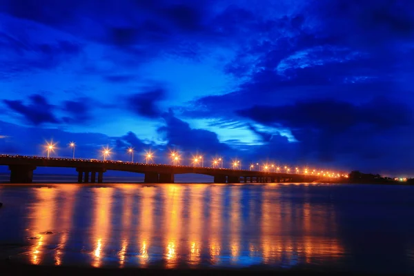 Jembatan yang indah di malam hari — Stok Foto