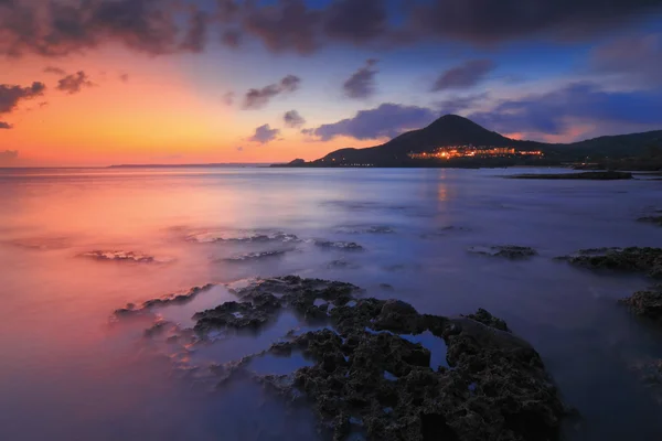 Increíble hermosa puesta de sol en el mar con roca —  Fotos de Stock